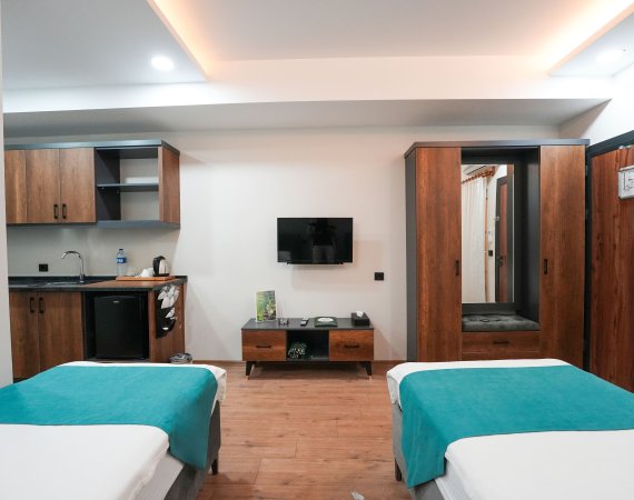 Quad Family Suit Room